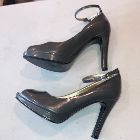 GUC Nine West Vintage Patent Leather Reesa Peeptoe Platform Pumps 6.5 Grey - Picture 10 of 10
